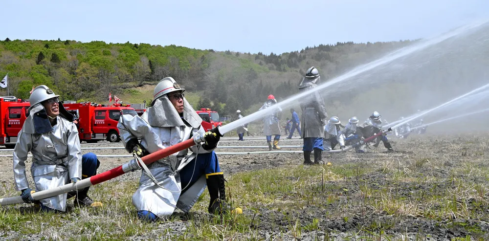 一斉放水で消火手順確認 釧路東部消防組合厚岸消防団：北海道新聞デジタル