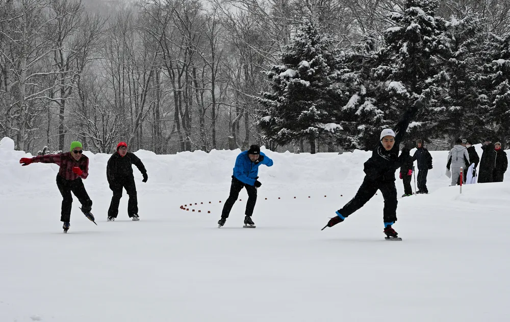 自己ベスト更新へ氷上駆け抜ける　網走でスピードスケート大会