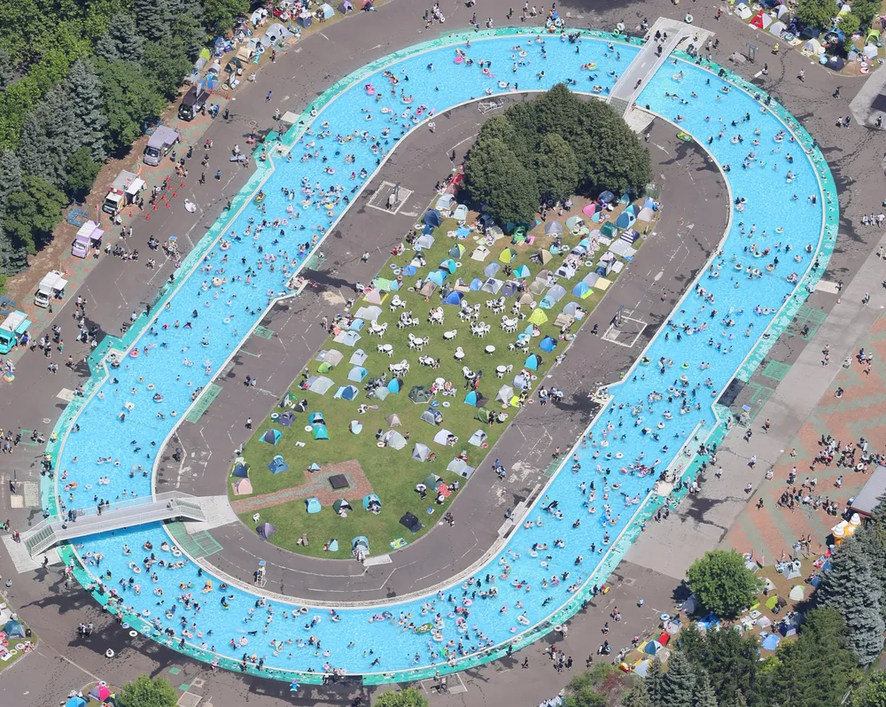 「水のトラック」に浮輪の群れ　札幌・ていねプールにぎわう