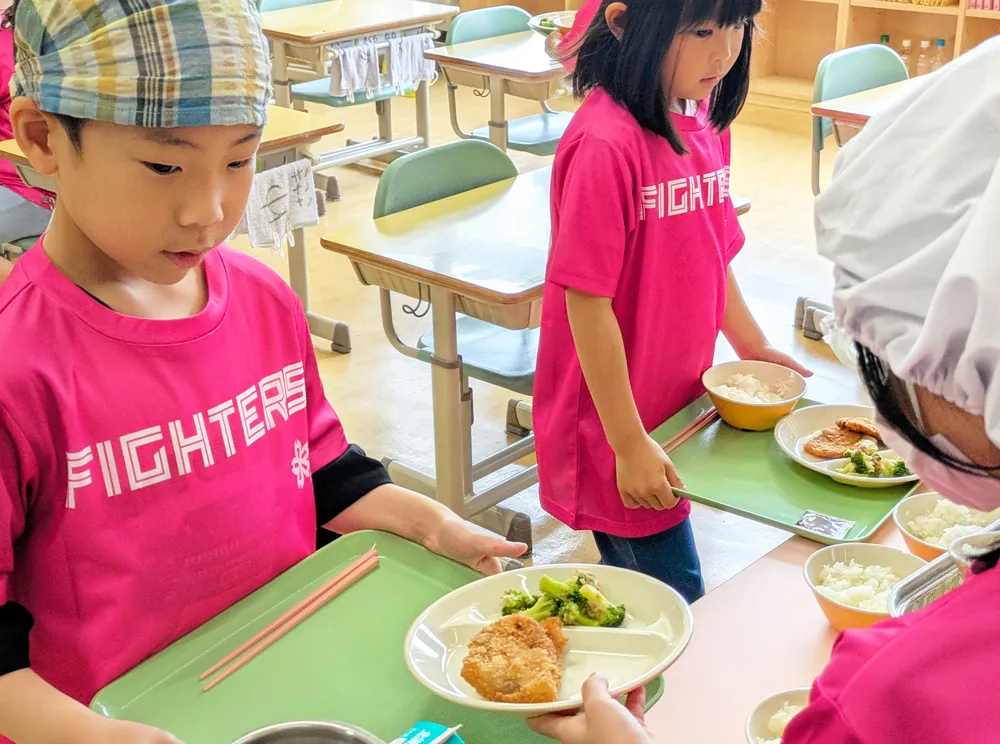 日本ハム、八雲の小学1年生全員に特製Tシャツ、給食には豚肉を贈る