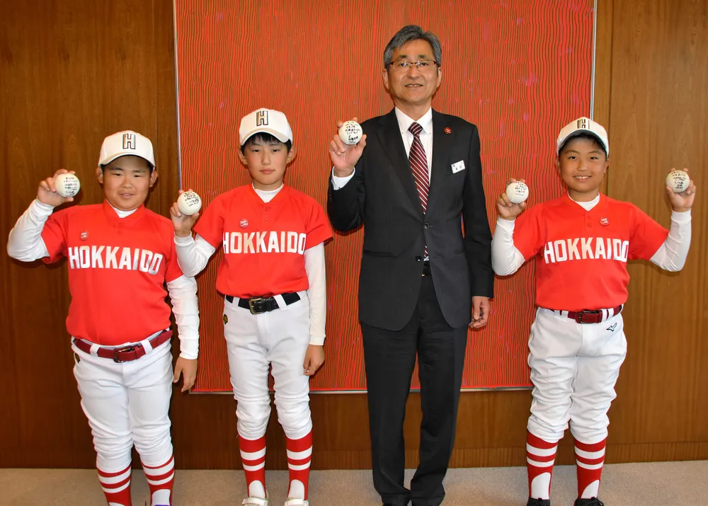 札幌>野球全国初V、喜び新た 道選抜 札幌の小4の3人、市役所 札幌>野球全国初V、喜び新た 道選抜 札幌の小4の3人、市役所