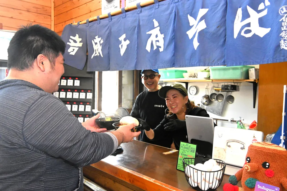 駅そば音威子府」営業再開 名物の黒いそば求め初日から列：北海道新聞