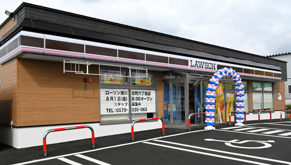 「写真の町」景観に配慮　木目調ローソン、東川にオープン