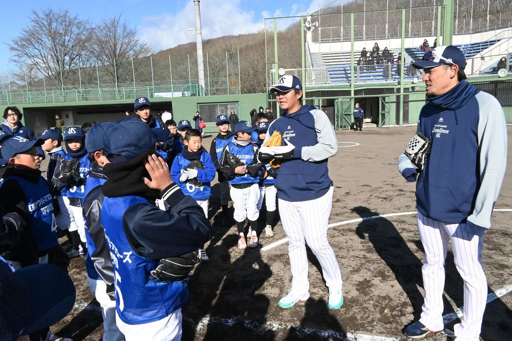 ヤクルト３選手、苫小牧の少年チームに野球教室 ７０人参加：北海道