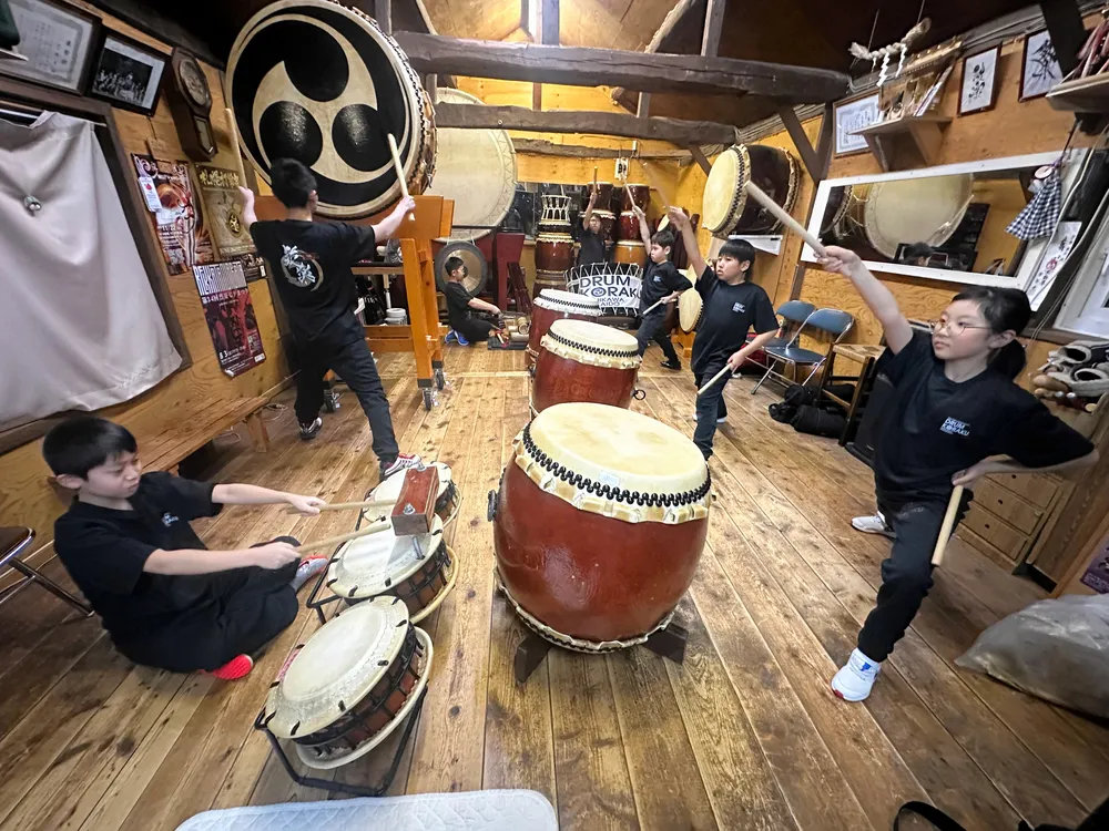 全国の舞台に向け稽古場で仕上げに励む「和太鼓　鼓楽ジュニア」