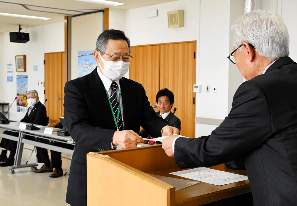 又地議長（手前）から本年度の議会モニターの委嘱状を受ける参加者