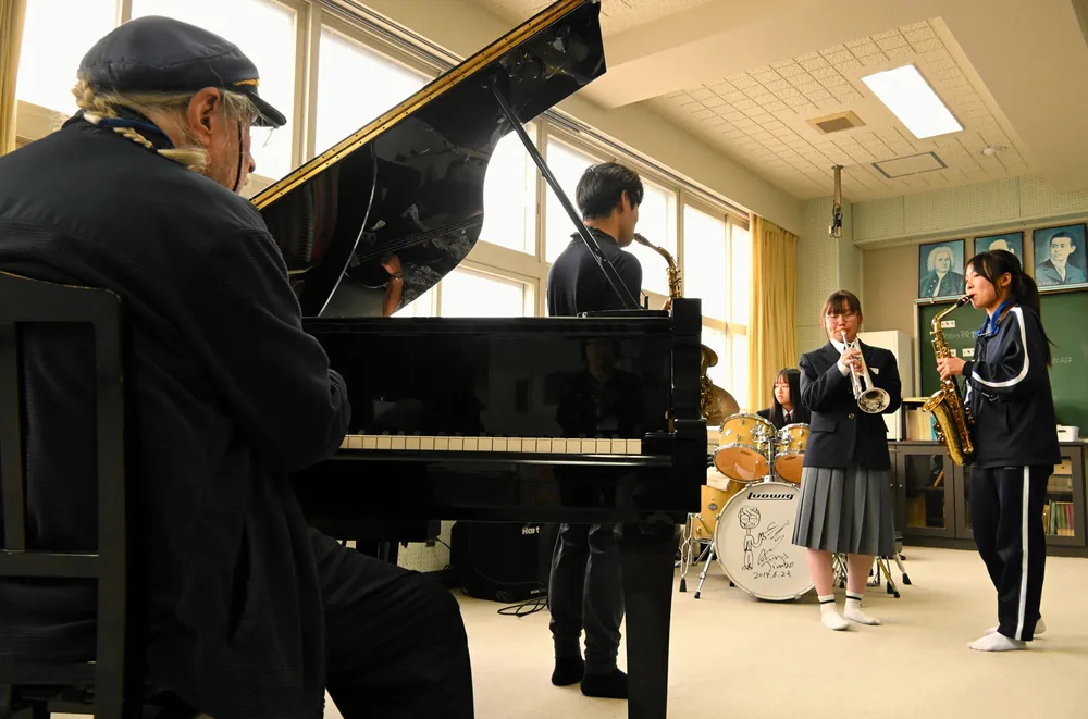 世界的ジャズピアニストが網走第二中で特別授業 生徒も演奏参加 ジャズ