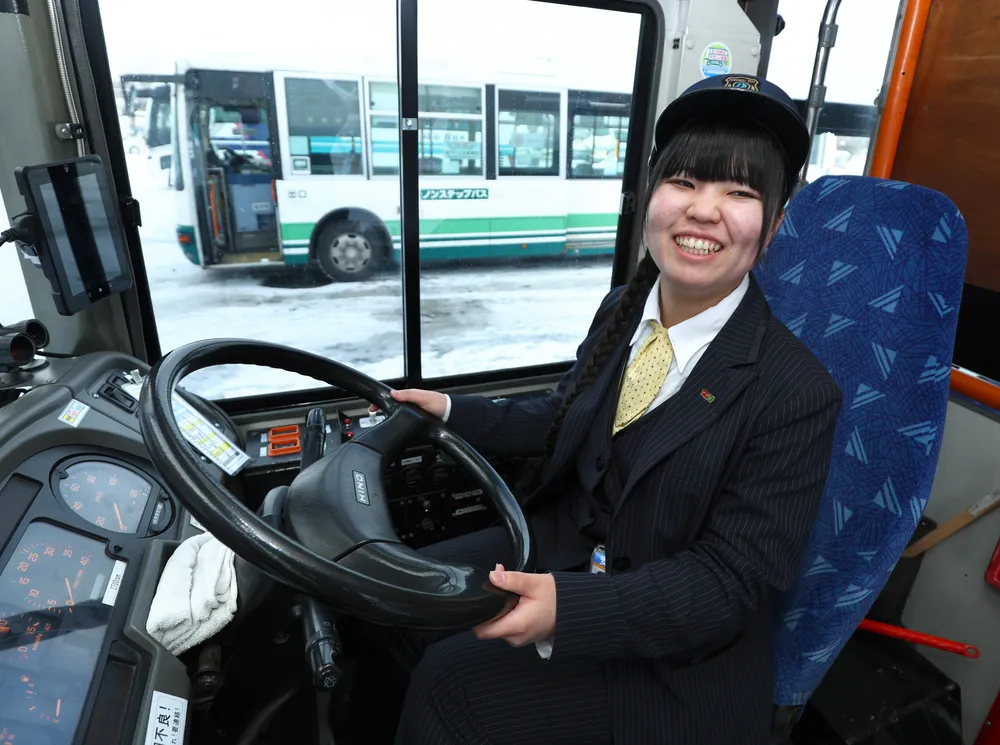 新卒女性運転手・小野寺さん、養成制度利用しデビュー 道北バス