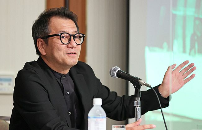 Ｊリーグの経過と今後について語る野々村芳和チェアマン。「サッカーは、サポーターの熱によって完成する作品」という（藤井泰生撮影）