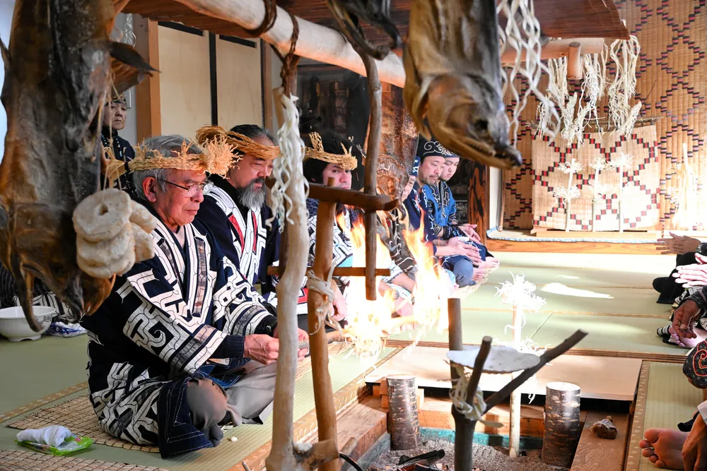 安寧な一年 火の神に祈願 千歳アイヌ協会が伝統儀式：北海道新聞デジタル