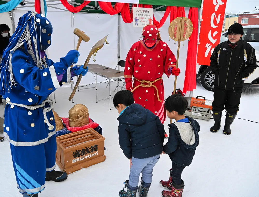 ご当地キャラ「ジャリンバ」に願い事　砂川で「初詣」イベント