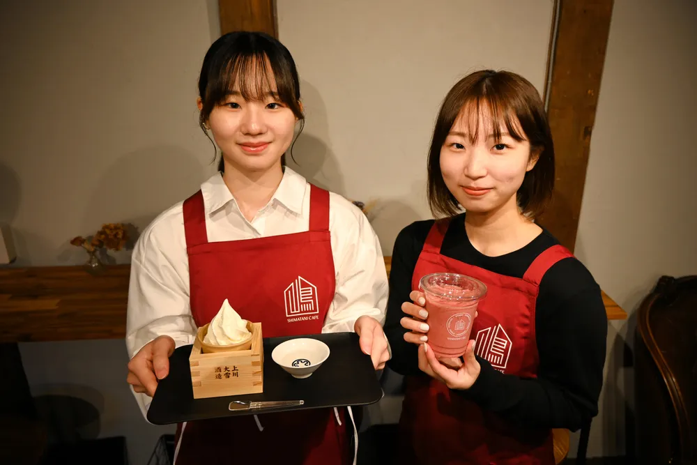 １周年を迎えた嶋谷カフェで、上川大雪酒造とコラボしたソフトクリーム（左）とスムージーをＰＲする小樽商大生