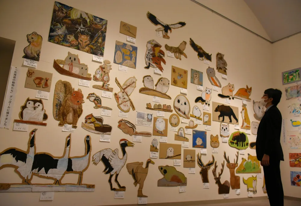 子供たちが描いた北海道の動物の作品が壁一面に展示された会場
