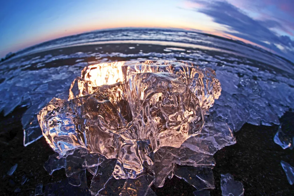 海岸にきらめく氷塊　釧路・大楽毛の阿寒川河口
