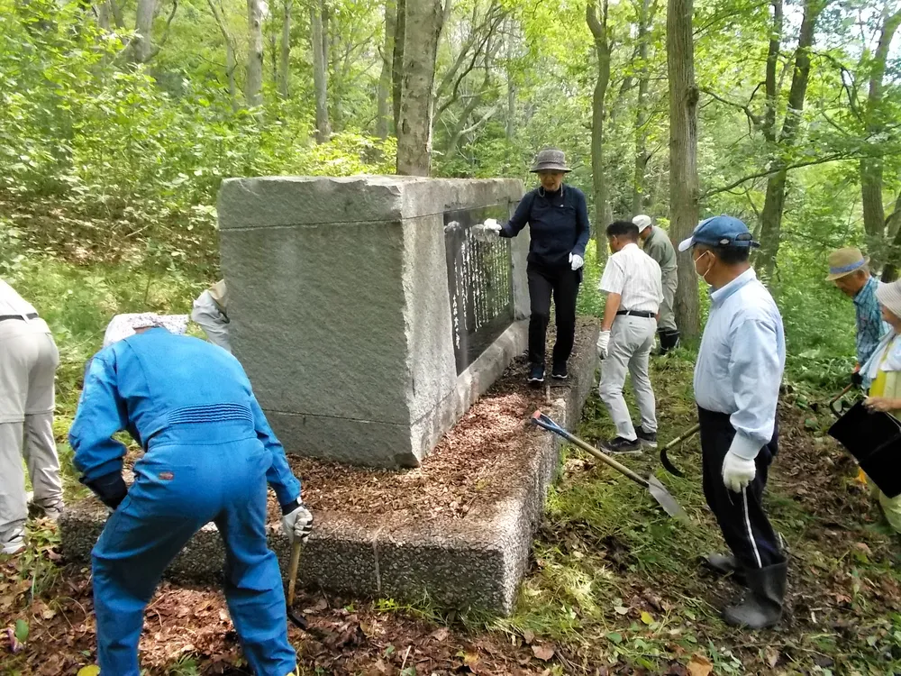 高橋揆一郎文学碑を初清掃 歌志内の市民団体：北海道新聞デジタル