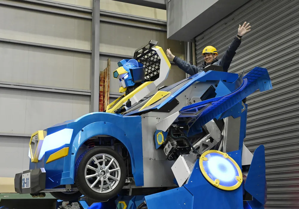 おもしろ発見！モビリティー＞車からロボットに変身 2本足で歩きポーズ 
