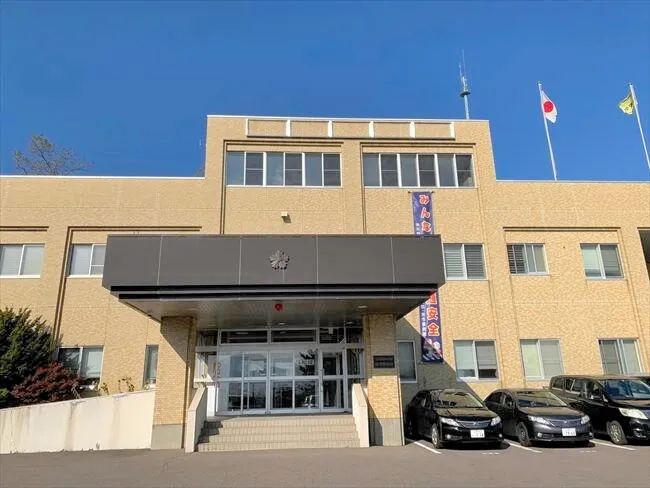 余市の草地で車両火災　性別不明の遺体見つかる