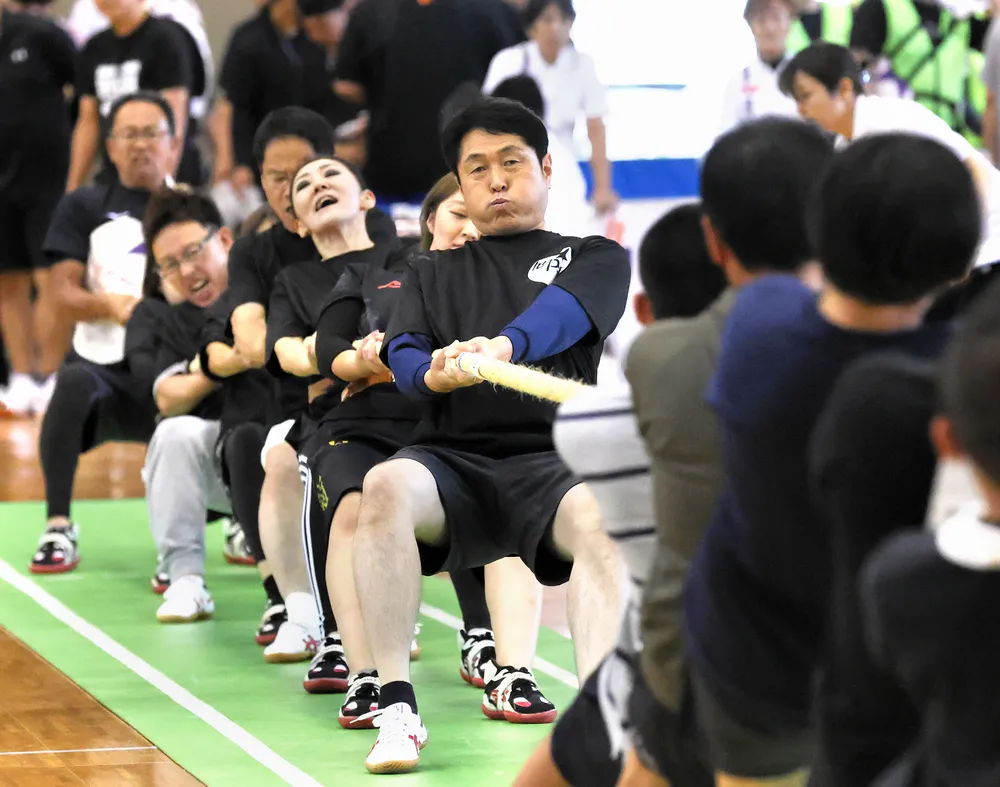 息合わせて全力綱引き 旭川でフェス:北海道新聞デジタル