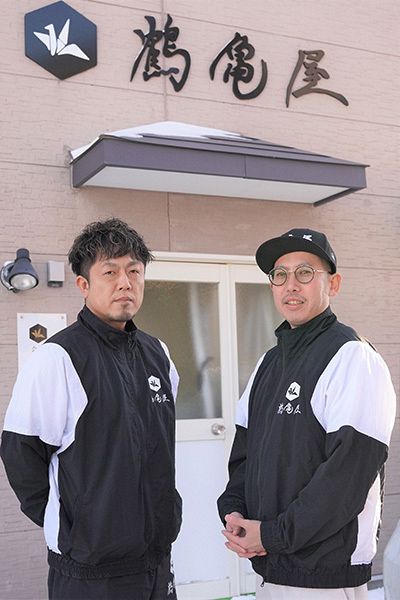ホッキやホタテのいずしを製造する鶴亀屋の佐藤哲平さん（左）と鈴木信幸さん