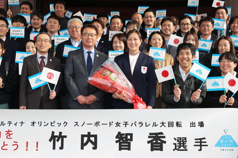 ミラノ五輪出場の竹内さん、応援に感謝 東川町役場を訪問：北海道新聞
