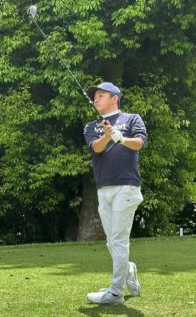 「デフリンピック」に向けて練習するゴルフ男子日本代表の前島博之=千葉県印西市（本人提供）
