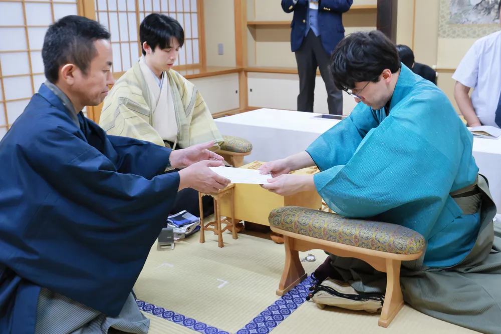 【動画あり】伊藤が86手目を封じる　登別温泉・王位戦第3局
