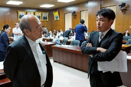 衆院法務委の与党筆頭理事を務める自民党の小泉龍司氏（左）と話し合う野党筆頭理事の立憲民主党の黒岩宇洋氏=18日午前、国会