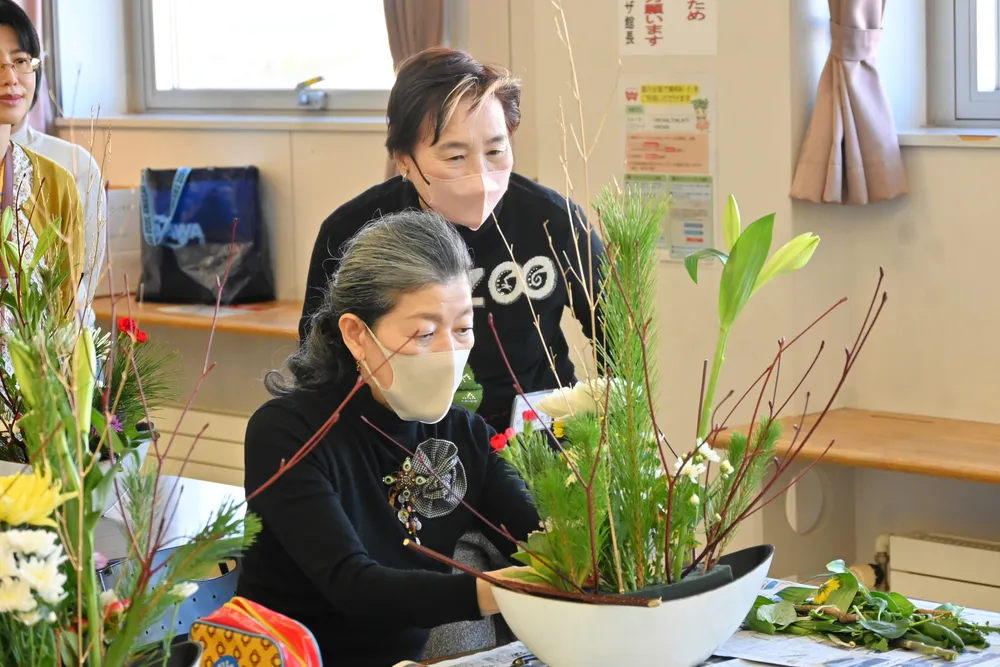 苫小牧で新年の生け花教室、華やかに開催