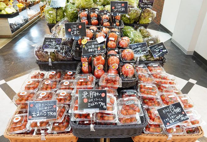 フレッシュファクトリーの店頭に並ぶ真っ赤なトマト＝６月２７日