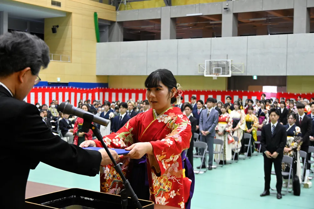 芸術とスポーツの力胸に 北海道教育大岩見沢校で学位記授与式：北海道
