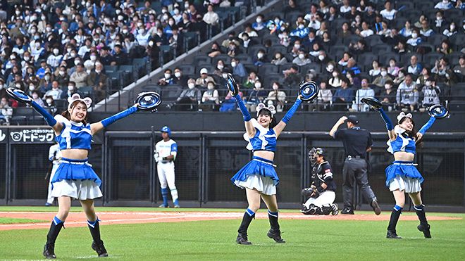 新球場のグラウンドでジンギスカンダンスを披露するファイターズガール（桜田史宏撮影）