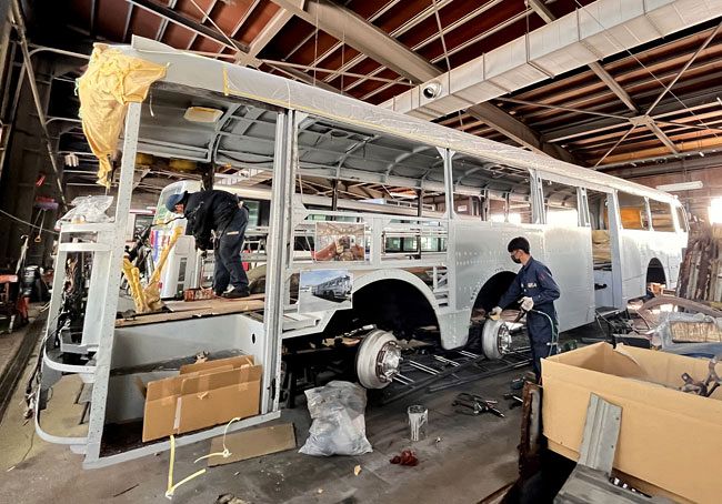 デジタル発＞前輪2軸「お宝バス」レトロ感満載 44年ぶり旭川
