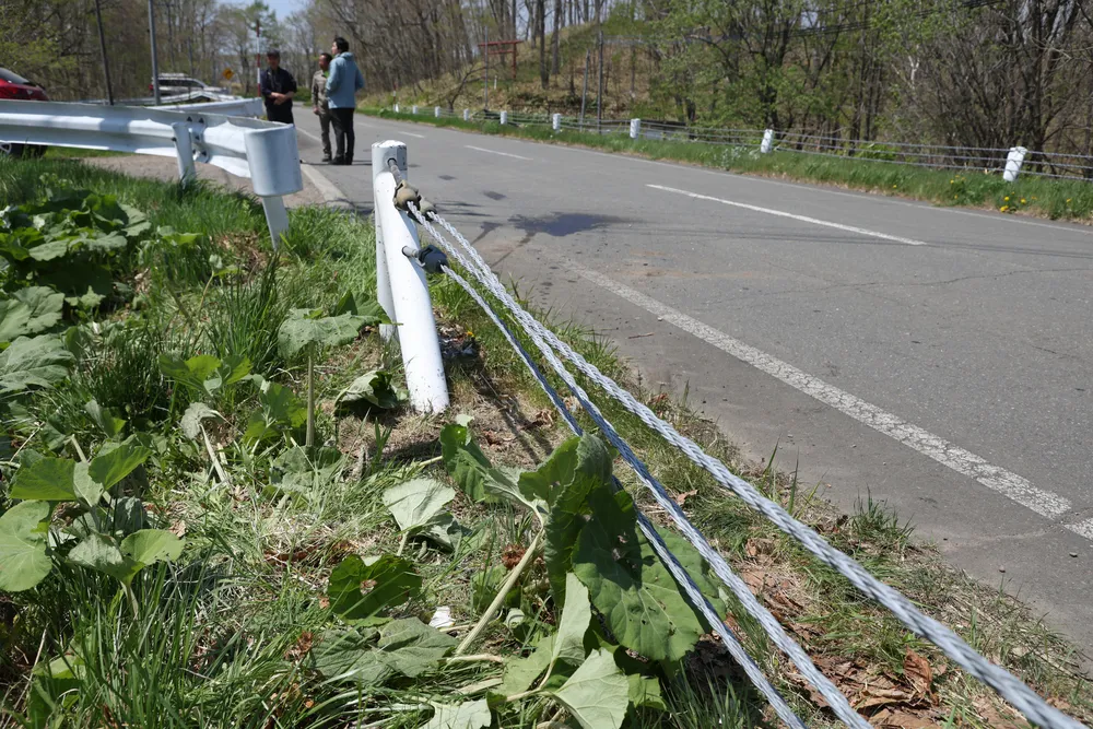 鶴居の村道で車大破　76歳男性死亡　ガードレールに衝突か