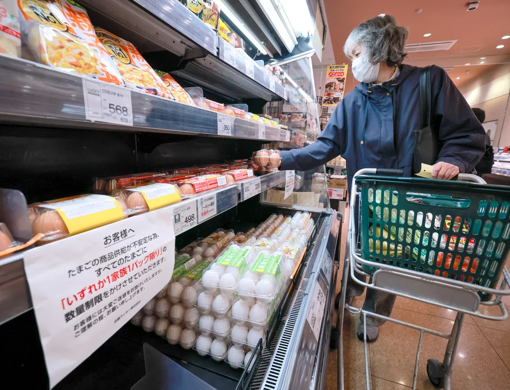 卵が品薄、価格じわり上昇 供給不足、購入制限のスーパーも 相次ぐ鳥