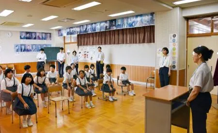 音楽室で開かれた石川県輪島市立町野小の終業式。右は井上千佳校長=18日午前