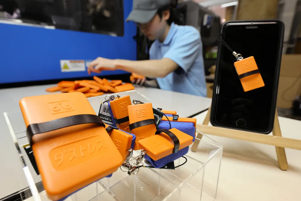 黒板消し形スマホクリーナーが人気 美唄で10万個を製造、知的障害ある
