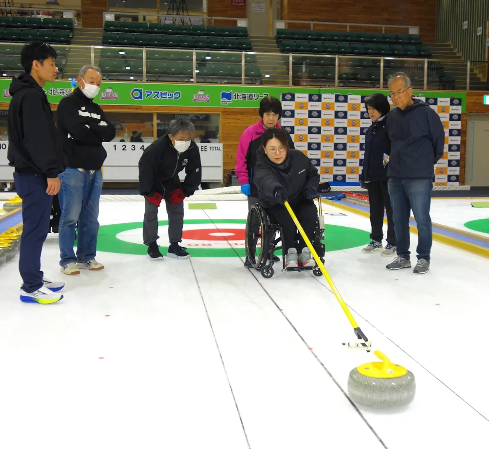 車いすカーリング　札幌・どうぎんカーリングスタジアムでサポート方法を学ぶ