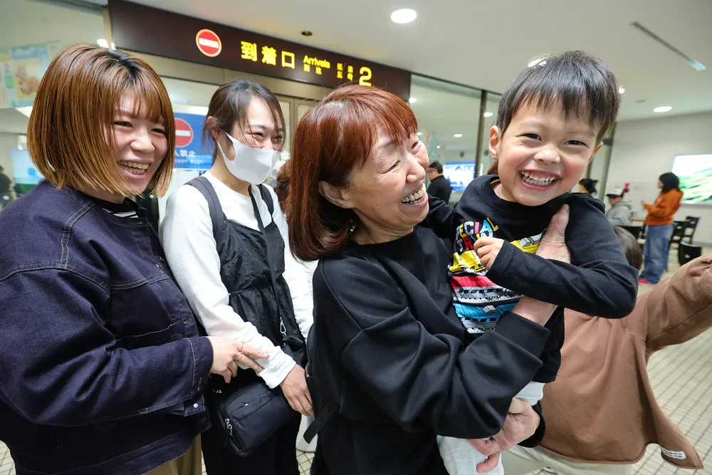 桜楽しむ行楽客、再会喜ぶ帰省客 GW初日、北海道内の観光地や空港