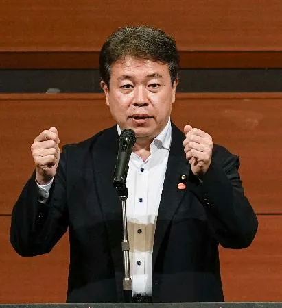 和歌山市内で演説する自民党の鶴保庸介参院予算委員長=8日午後