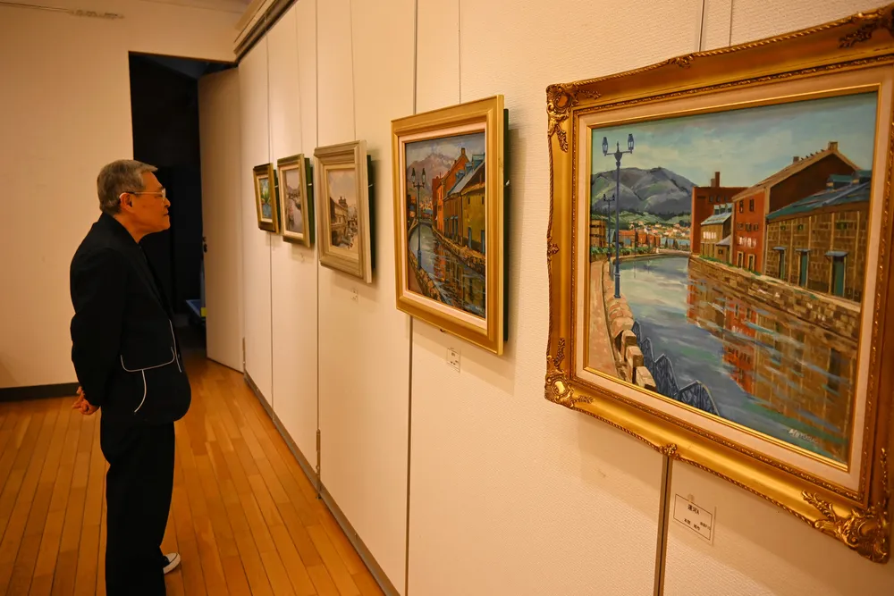 小樽運河を活写した油絵などが並ぶ「グループ'96」の作品展