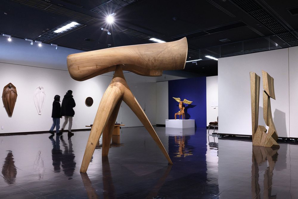 巨大オブジェ、３万本のマッチ… 「木」の現代彫刻並ぶ 道立旭川美術館で作品展：北海道新聞デジタル