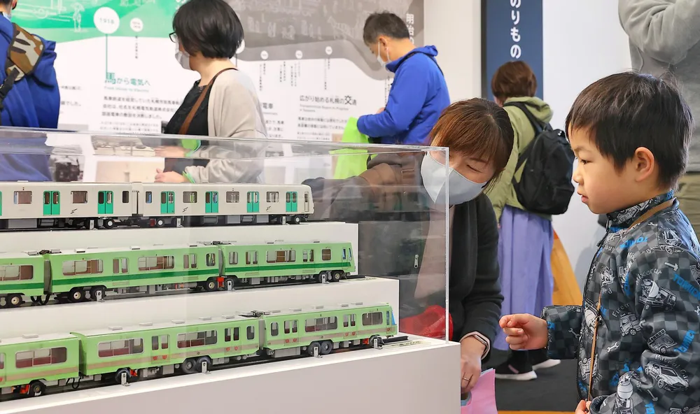 改装した札幌市交通資料館で、地下鉄の模型車両を見学する来場者ら（中島聡一朗撮影）