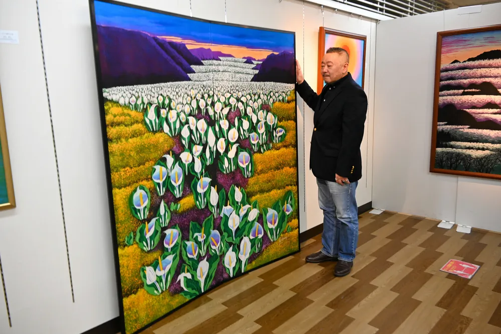 色鮮やか「ろうけつ染め」 宮崎の芸術家、北見で作品展：北海道新聞