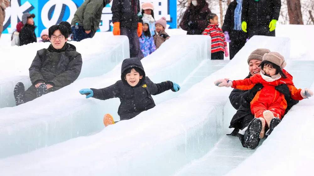 大沼公園で「雪と氷の祭典」が開幕 ジャンボ滑り台に歓声：北海道新聞