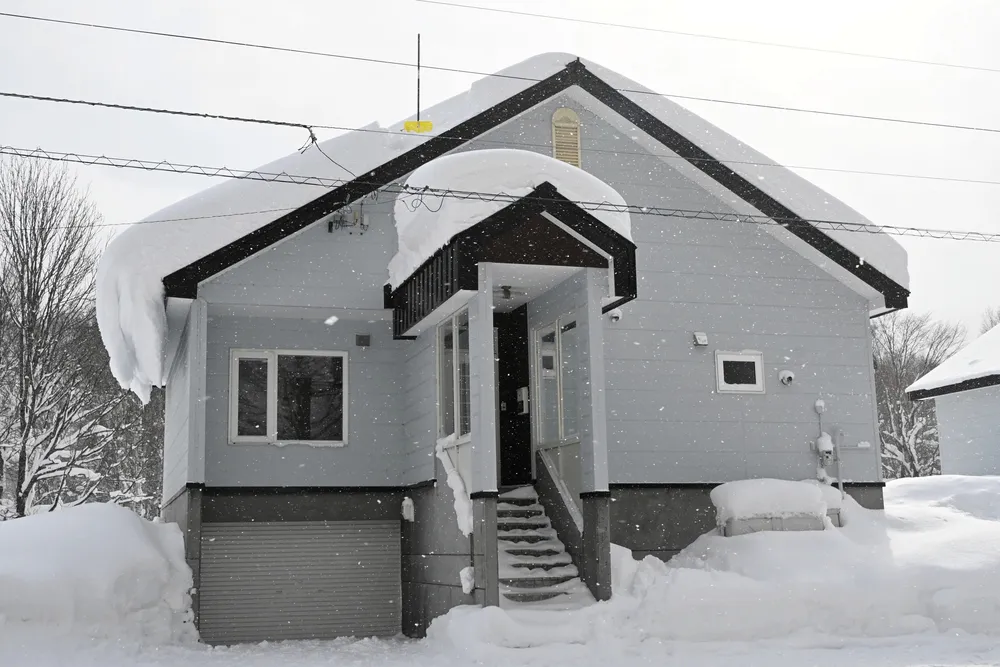 空き家管理で雪下ろし中に転落　美深町職員が死亡