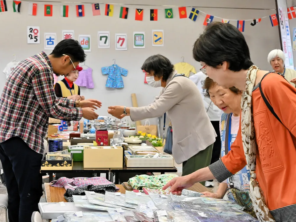 子ども服や雑貨、花の苗などが並んだバザー