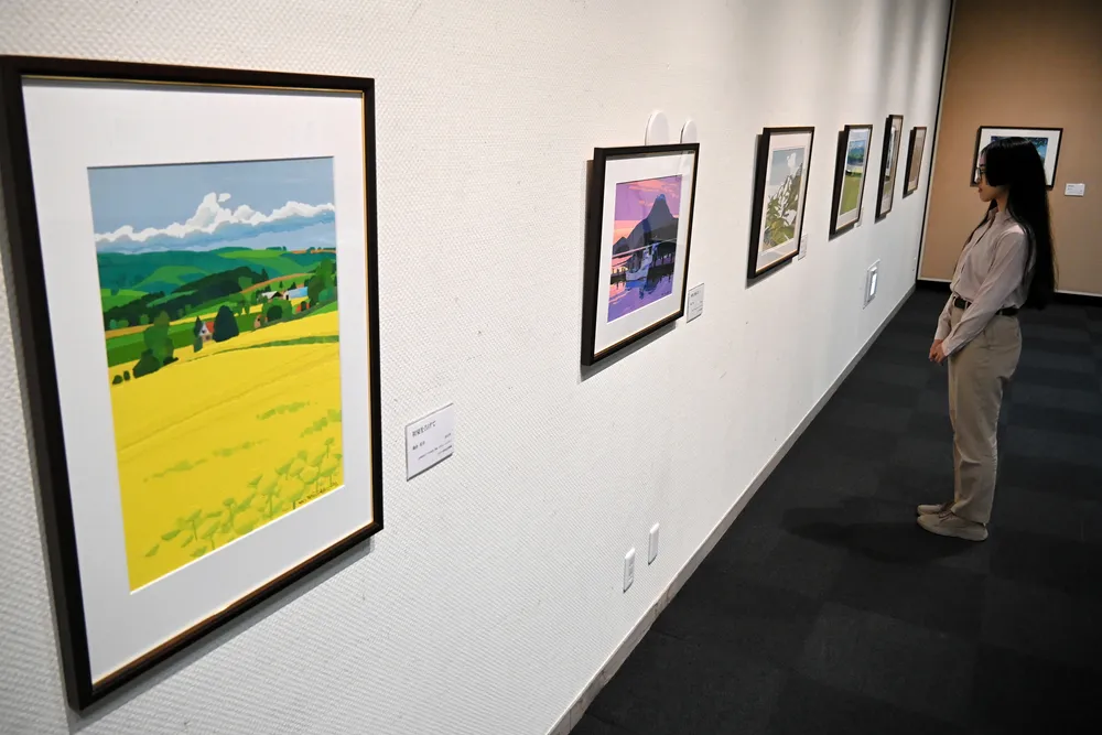 藤倉英幸さん、ニセコで貼り絵展 4～7月の道内描く：北海道新聞デジタル