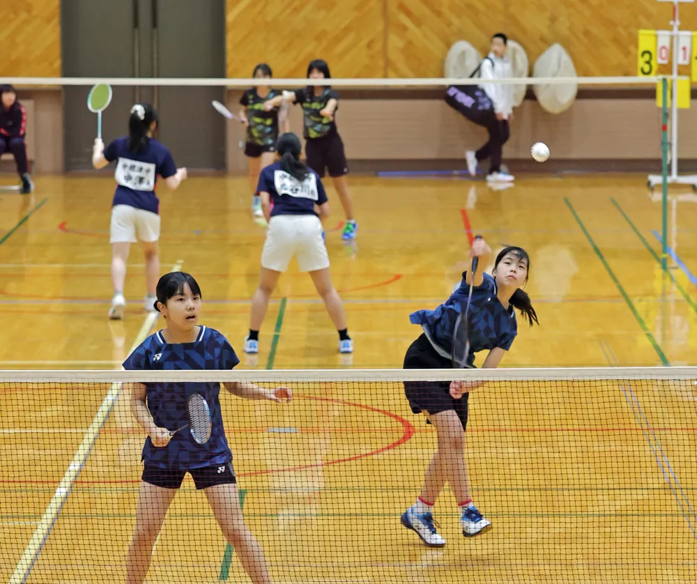 シャトルの応酬　中学生が熱戦　釧路町で釧根バドミントン大会