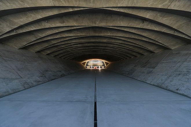 トンネルの内部。天井部にひだのような装飾がある（霊園を管理する公益社団法人ふる里公苑提供）