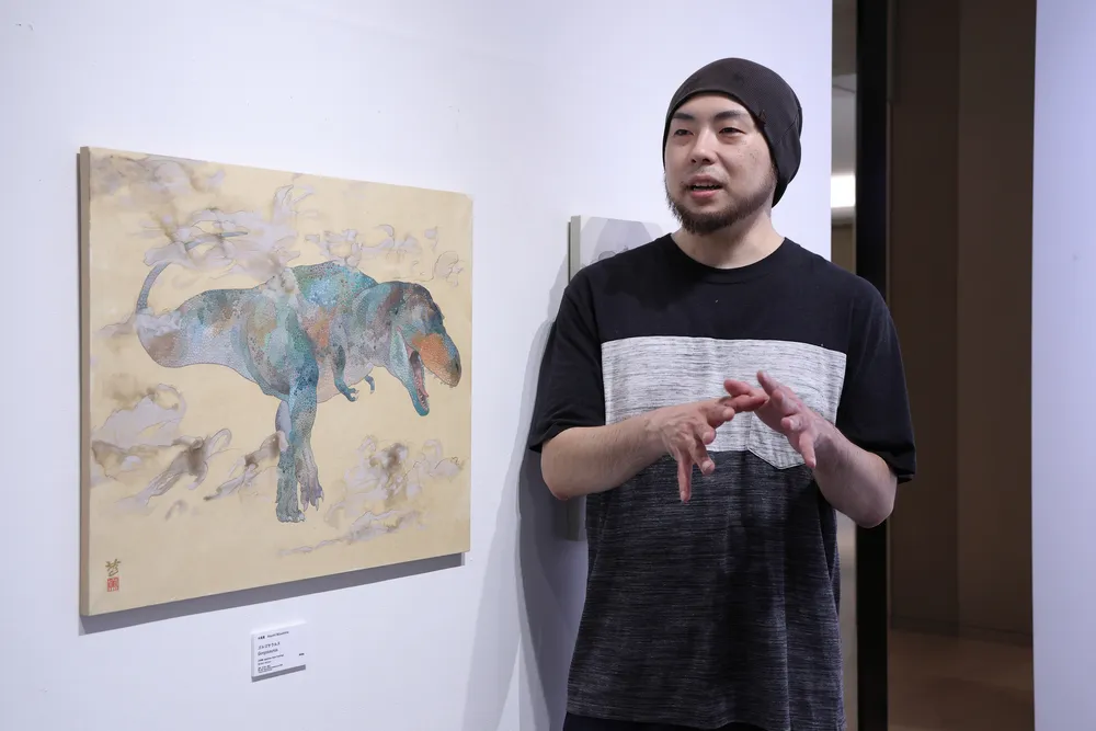 華やか 細やか 恐竜日本画　水島篤が初作品集＆個展　ごつごつ質感伝わる カムイサウルスも